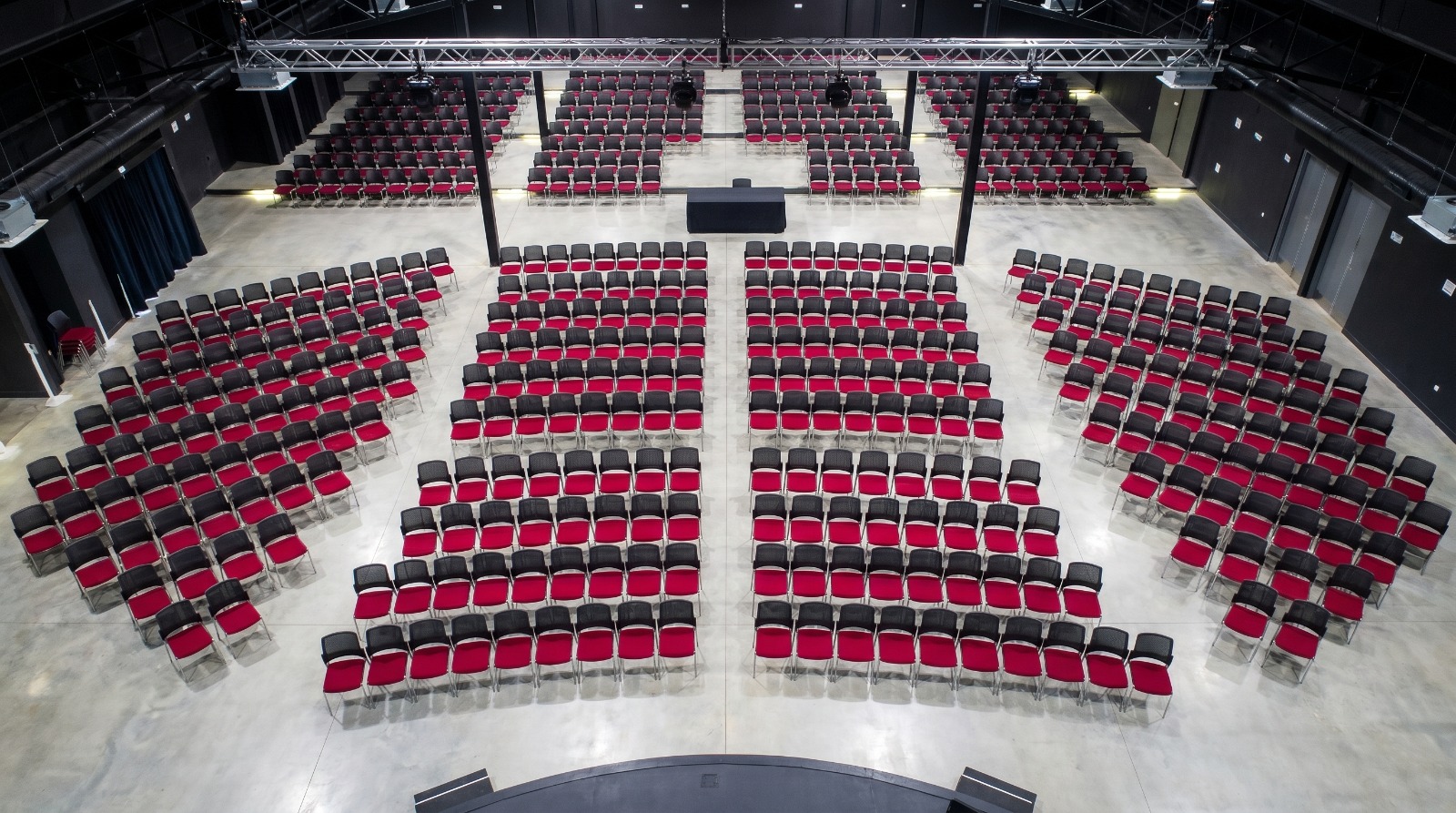Vista aérea de la disposición de sillas e interior de Auditorium